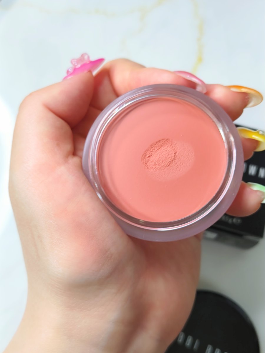 KeaOM10n72TAajZ's tweet image. #コスメ購入品
#BOBBIBROWN 

ふわふわスフレタイプのリップ&amp;amp;チーク
カラーがミューティドピーチ

ミュート感あるさりげないカラーだから、リップやアイメイクが濃い時に良さそうじゃない？？

夏にブロンザー効かせたメイクに忍ばせても可愛い予感🧡🧡