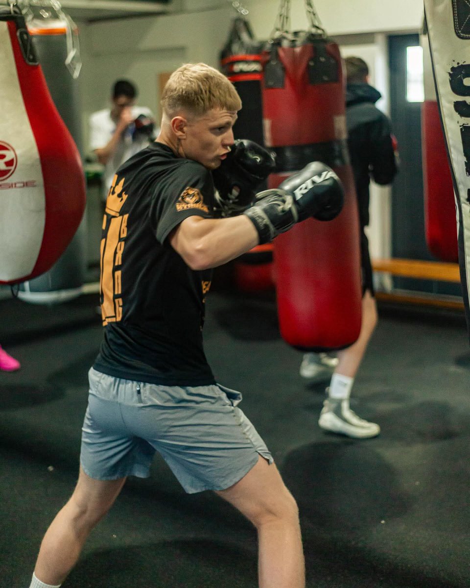 KynochBoxing's tweet image. 4 Weeks π₯
Fraser Wilkinson is in camp and focused completely on July 5th.π₯
The AO Arena in Manchester will play host to his big clash with the undefeated William Crolla.π₯
A big stage for his big showdown and Fraser is sharpening the tools in preparation.π
#boxing