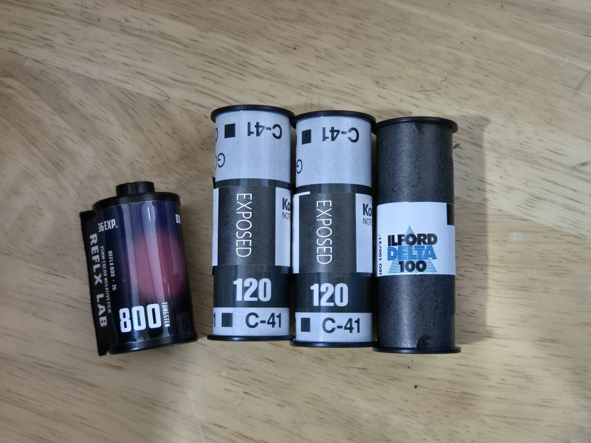 오촬완!
안전하게 현상소에 도착해야 된다 필름들아...