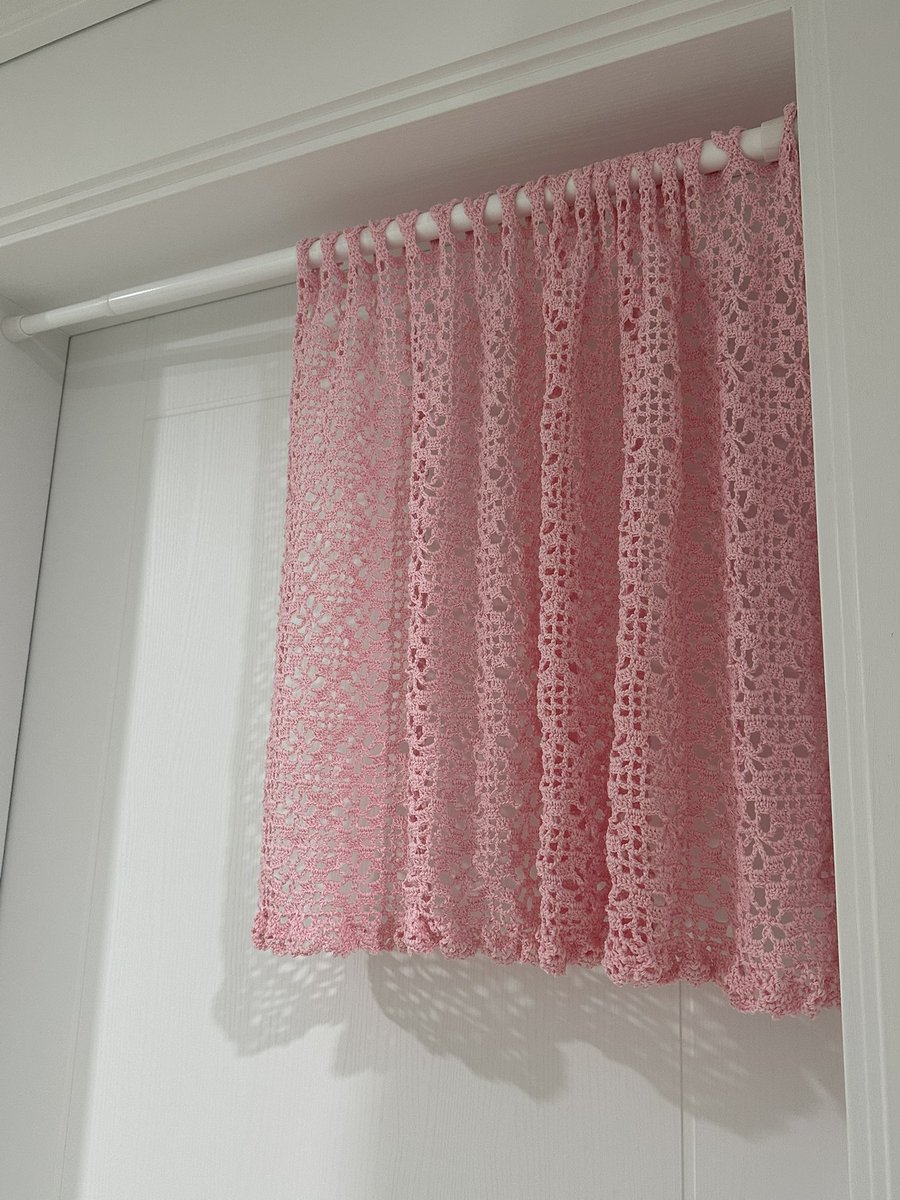 커튼 떴는데...... 내방문에도 사이즈가 미스였네............ 근데 이뿌다 하나 더 떠야할듯껄껄