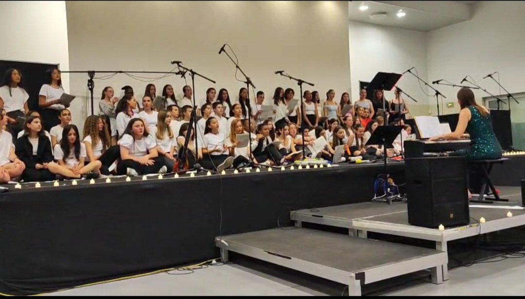 Clg_Bonnard's tweet image. Concert de la #chorale du collège à la Salle Recroix au #Cannet, les choristes se sont produits devant leurs proches lors d&apos;une soirée #musicale inoubliable. Émotion, passion et enthousiasme ! Bravo aux choristes et aux solistes pour leur prestation de qualité !
#efcc
#edmus