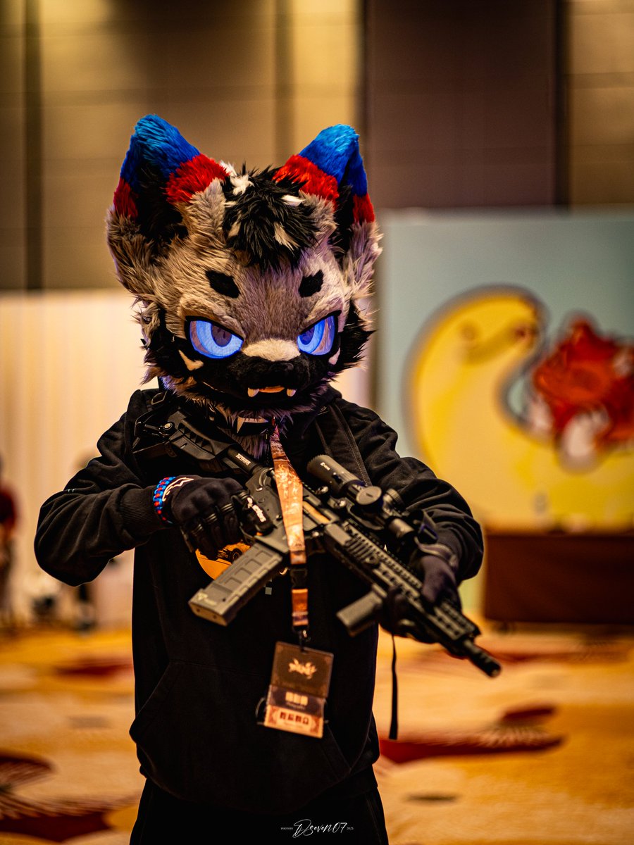 #FursuitEveryday #fursuit 
被胸牌毁掉的帅照🥲
📷：<a href="/D_seveN07/">Dseven07</a>