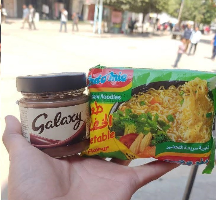 الناس لا تجد طحينًا تطعم به أبناءها،
ويدخلون لهم بدلًا منه شوكولاتة "جالكسي" واندومي بأسعار لا يقدر عليها إلا اللصوص..
إصرار عجيب على قهر الناس وتجويعهم بدل إغاثتهم!