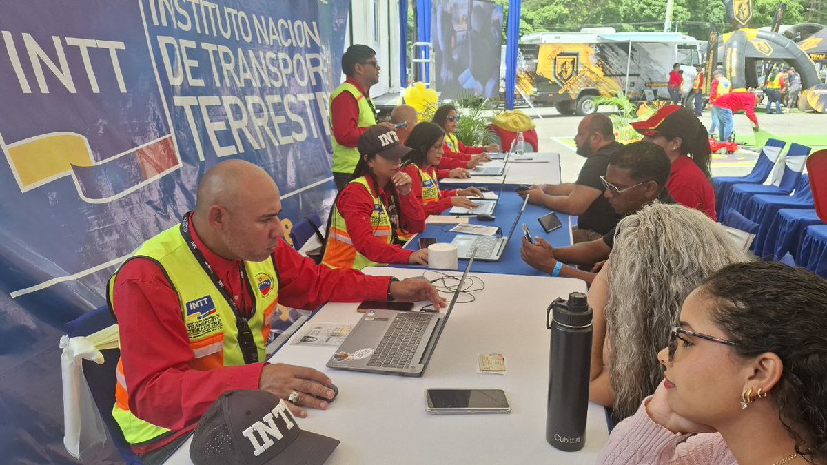 InttContigo's tweet photo. Trabajadores del INTT presentes en la Top Speed Venezuela, con un mega operativo donde podrás realizar trámites sin intermediarios y disfrutar de actividades para todo público https://t.co/gMWDG9aAd6