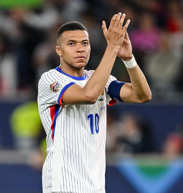 🚨🚨🚨عاجل— كيليان مبابي بتصريح عن البالون دور:

لدي آراء بخصوص البالون دور ولكن لا قيمة لها (..) — اللقب الوحيد الذي بإمكاني التأثير فيه هو الحذاء الذهبي، لأنه لقب فردي يعتمد على قدماي.. البالون دور بالمقابل لا يعتمد علي.."

<a href="/MlyYousef/">Youssef</a>