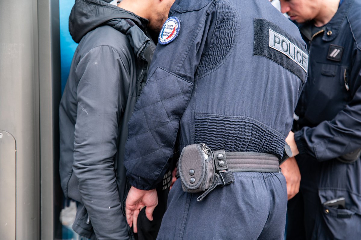Image de Préfecture de Police : Restauration de la #SécuritéDuQuotidien | Hier après-midi à #Paris15, les policiers ont surpris une