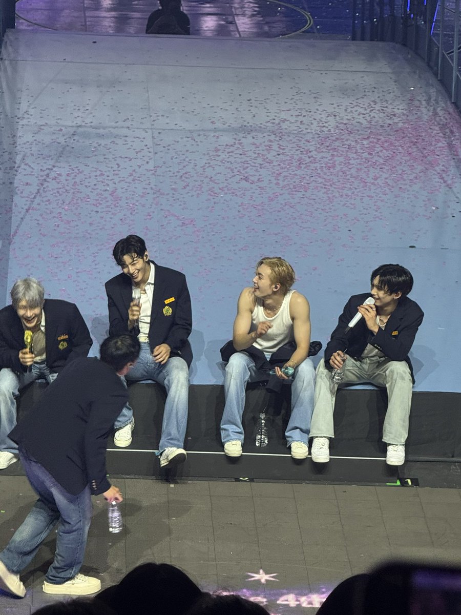moon_ma_ng's tweet photo. 아스트로 영원히 사랑해 https://t.co/40XHndvAgA