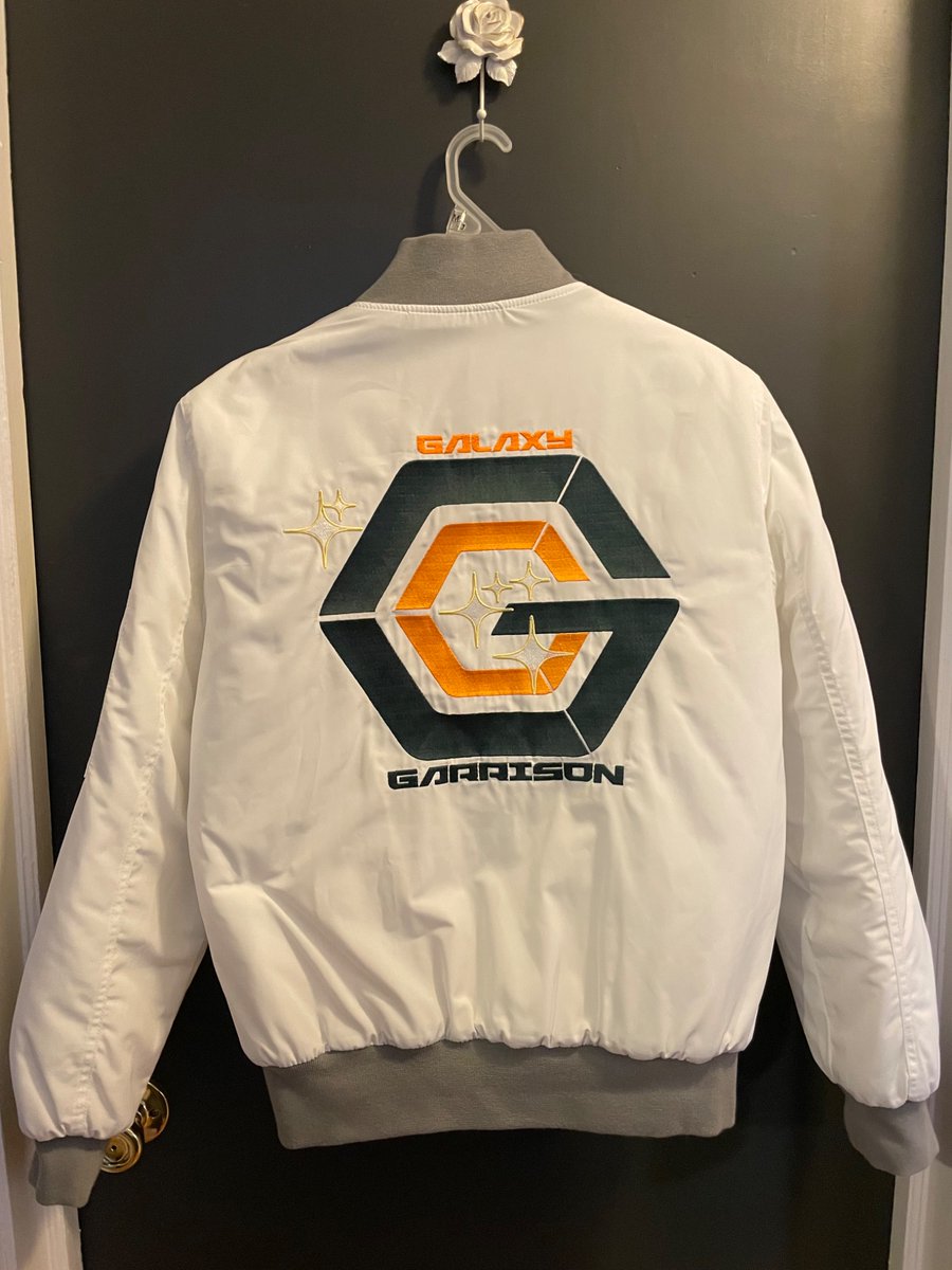 shirokurokat's tweet photo. I’m selling a completely unworn medium Atlas coat and black Paladin hat (only worn with a wig). $100 + shipping. I’m willing to ship anywhere. I can provide the following via DM:
-more photos
-measurements
-link to my eBay feedback

#takashishirogane #voltron #shiro https://t.co/9663YFZ5BH