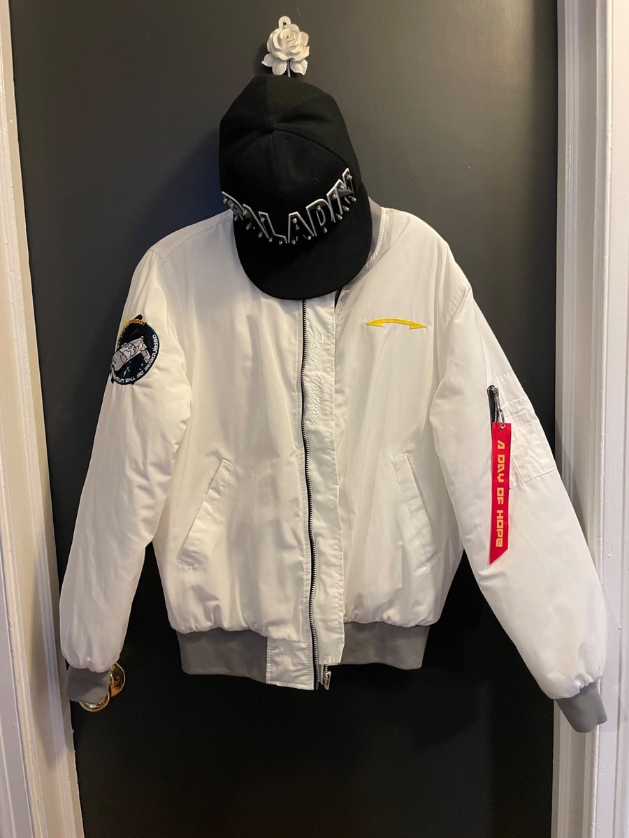 shirokurokat's tweet photo. I’m selling a completely unworn medium Atlas coat and black Paladin hat (only worn with a wig). $100 + shipping. I’m willing to ship anywhere. I can provide the following via DM:
-more photos
-measurements
-link to my eBay feedback

#takashishirogane #voltron #shiro https://t.co/9663YFZ5BH