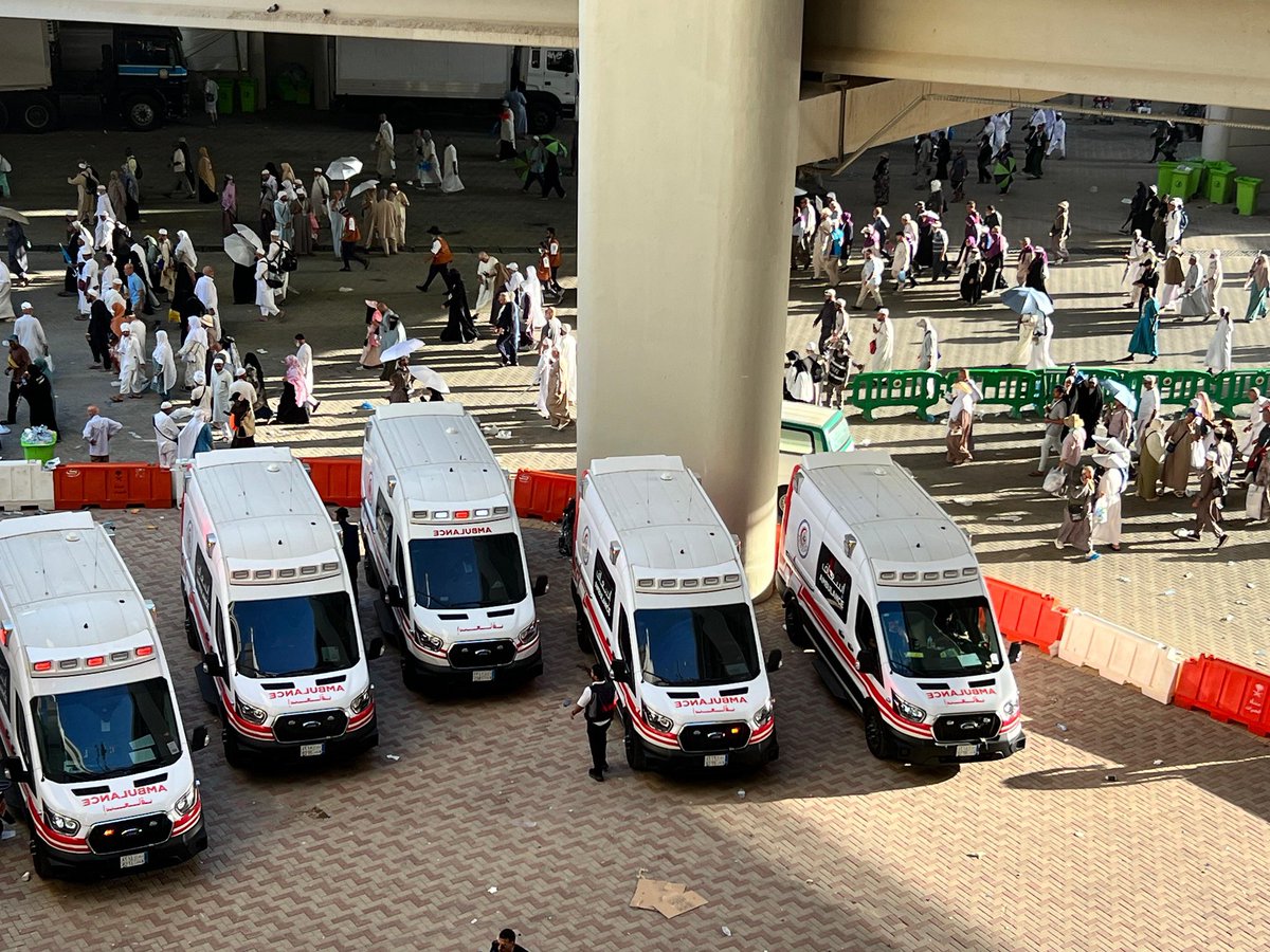 في يوم النفر الأول، وبين زحام المشاعر وتنقلات الحجيج؛

كثفت الفرق الإسعافية التابعة للشؤون الصحية بوزارة الحرس الوطني جهودها على جسر الجمرات في تكامل مع الجهات الصحية الحكومية، لضمان الاستجابة السريعة للحالات الطارئة بأعلى درجات الجاهزية والاحترافية.

واجب وطني وإنساني عظيم،