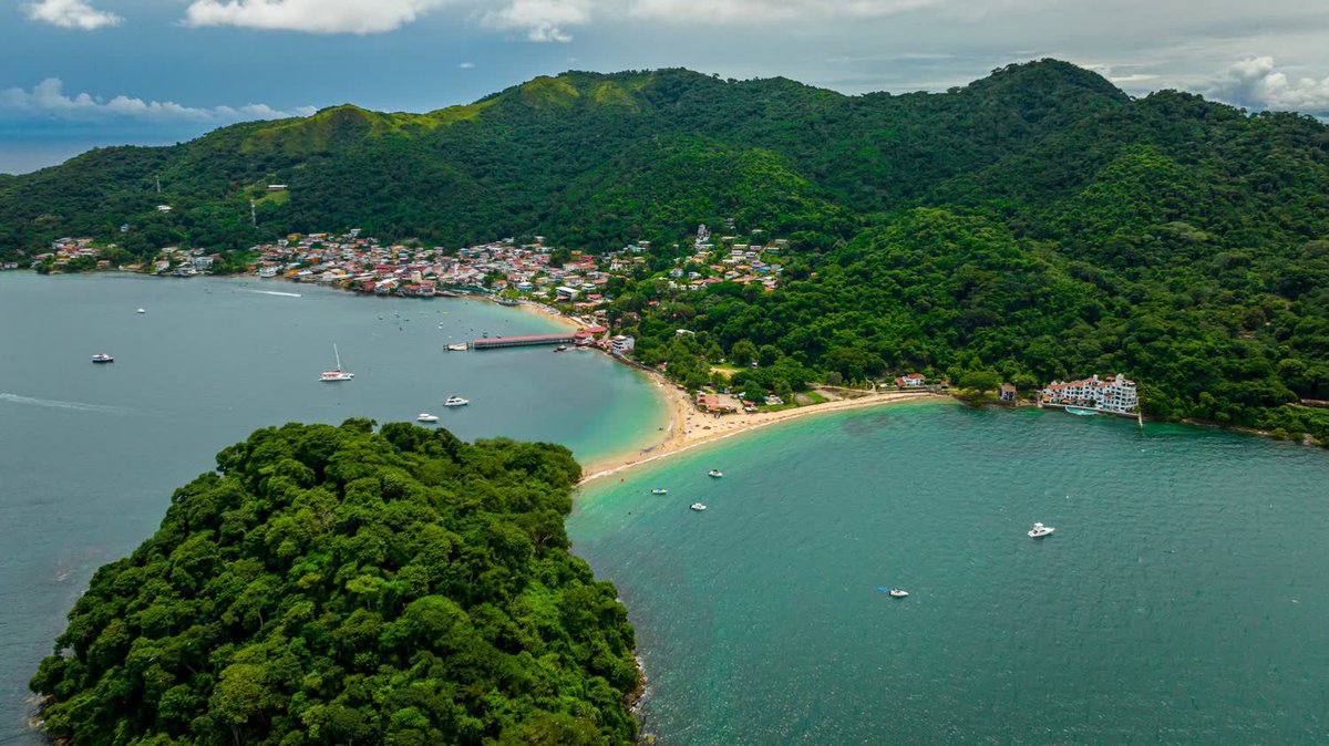 El Día Mundial de los Océanos recuerda a todos su importante papel en la vida cotidiana. Son los pulmones de nuestro planeta, una fuente importante de alimentos y medicinas y una parte fundamental de la biosfera. <a href="/MiAmbientePma/">Ministerio de Ambiente de Panamá</a>
