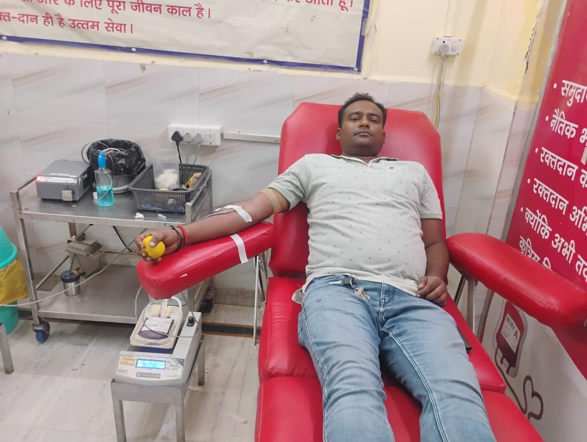 Sumit Kumar Gupta (@sumitku_07) on Twitter photo एक मैसेज और रक्तवीर हाजिर!
प्रयागराज के एक हॉस्पिटल में एक महिला प्रसव के लिए अस्पताल में आई लेकिन सीरियस कंडीशन देखकर डॉक्टरों ने रक्त की कमी बताई,परेशान परिवार ने ग्रुप में मैसेज डाला तभी <a href="/Uppolice/">UP POLICE</a> के सिपाही पंकज कुमार जो वर्तमान में <a href="/prayagraj_pol/">POLICE COMMISSIONERATE PRAYAGRAJ</a> कार्यरत है,तुरंत रकदान किया। एक मैसेज और रक्तवीर हाजिर!
प्रयागराज के एक हॉस्पिटल में एक महिला प्रसव के लिए अस्पताल में आई लेकिन सीरियस कंडीशन देखकर डॉक्टरों ने रक्त की कमी बताई,परेशान परिवार ने ग्रुप में मैसेज डाला तभी <a href="/Uppolice/">UP POLICE</a> के सिपाही पंकज कुमार जो वर्तमान में <a href="/prayagraj_pol/">POLICE COMMISSIONERATE PRAYAGRAJ</a> कार्यरत है,तुरंत रकदान किया।