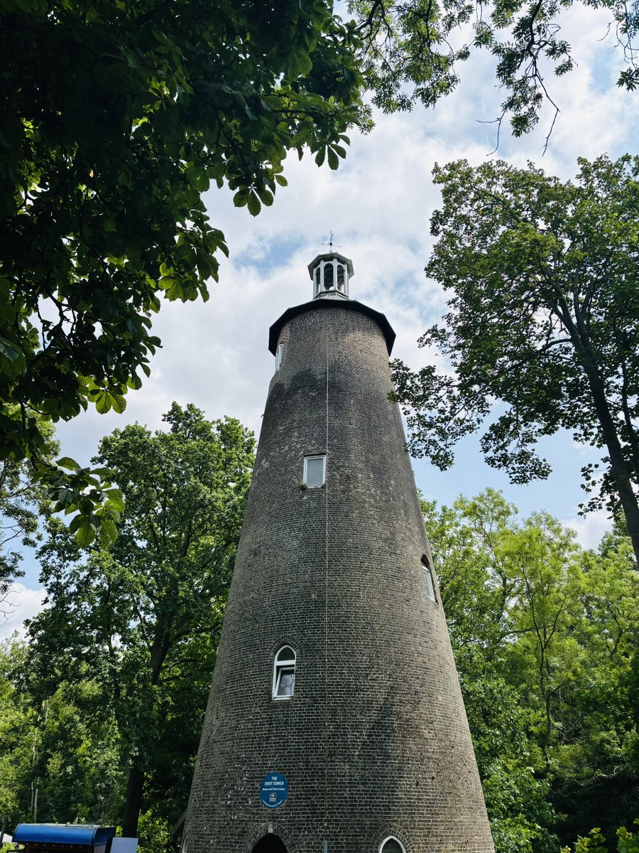 MissCDFarran's tweet image. Wondrous 14-mile hike starting in #HattonCross and ending in #HamptonCourt. Iβve never managed to see π¦ so close up until now! πππΌββοΈπ₯Ύ