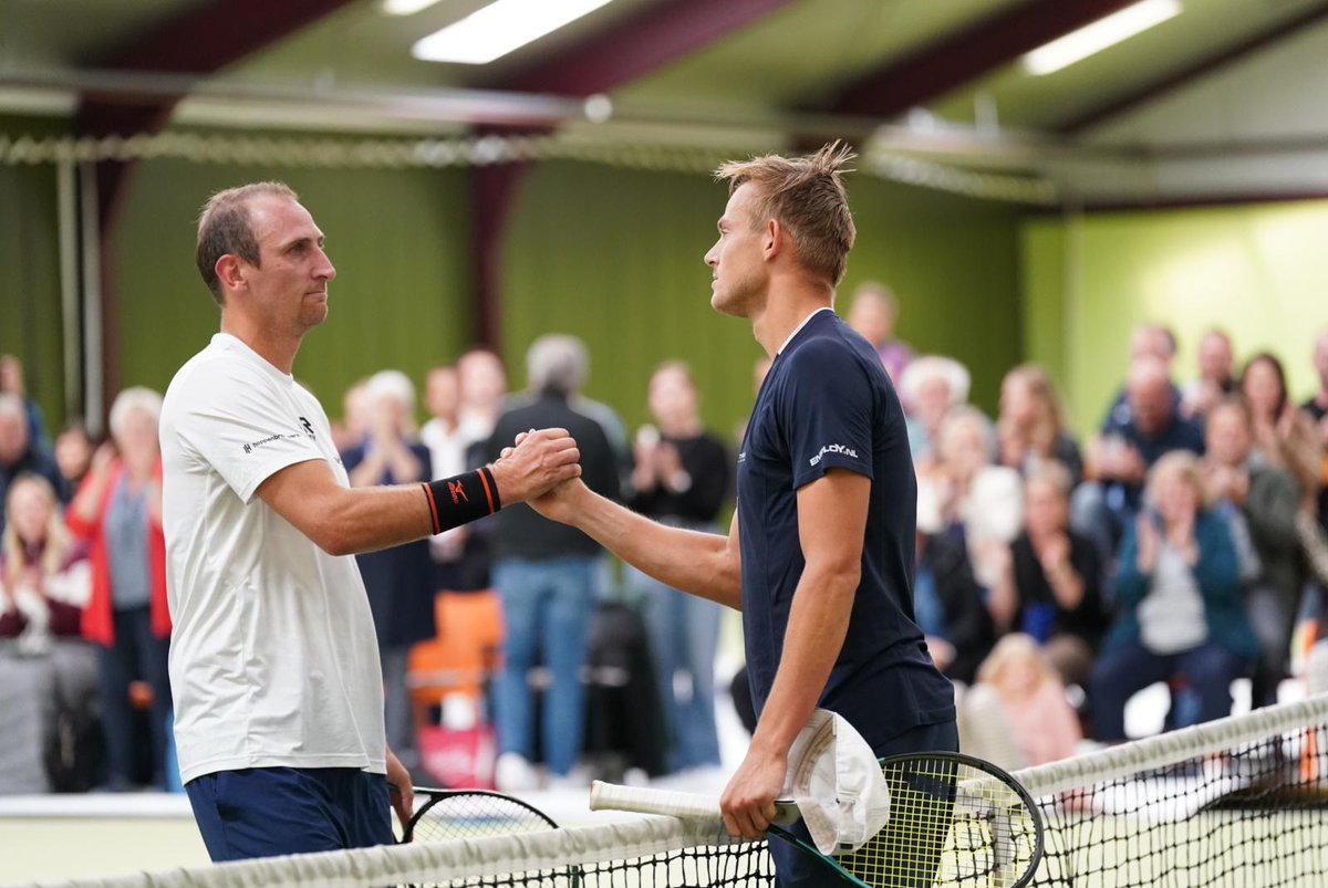 Suthwalda is helemaal terug in de finale van de Eredivisie Heren. Niels Visker verslaat Thiemo de Bakker met 6-7, 6-4, 6-4 en Stijn Slump klopt Elgin Khoeblal met 7-5, 7-5. Het staat 2-2 en de dubbelspelen gaan de beslissing brengen. Nieuwerkerk staat 1 set voor.  #tennis #knltb