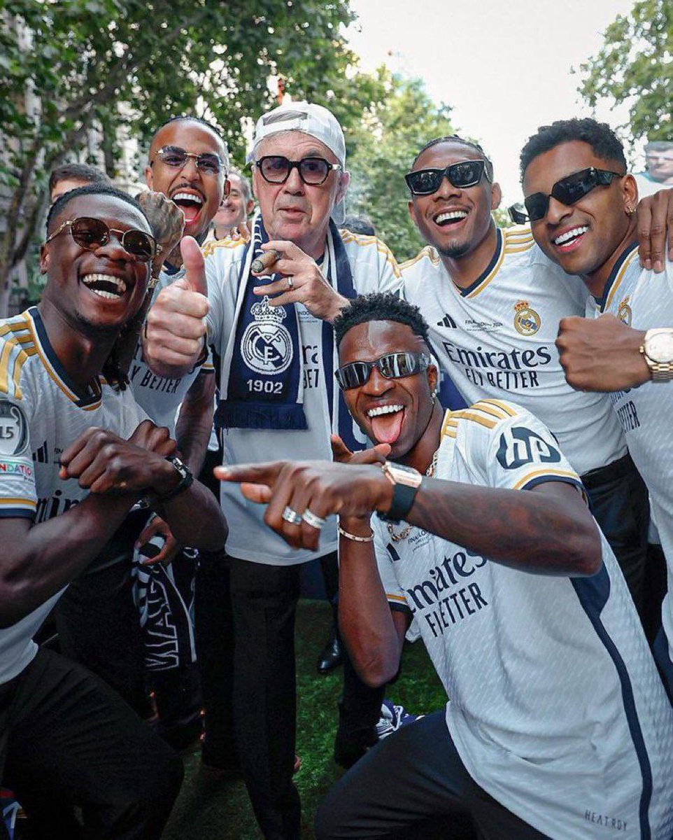 VAI SER DIFÍCIL...

O Brasil contratou o Ancelotti, que tem como sua principal característica tática a LIBERDADE e INDIVIDUALISMO.

O grande problema é que se você der liberadade para os jogadores brasileiros, ELES SÓ VÃO FAZER MERDA.