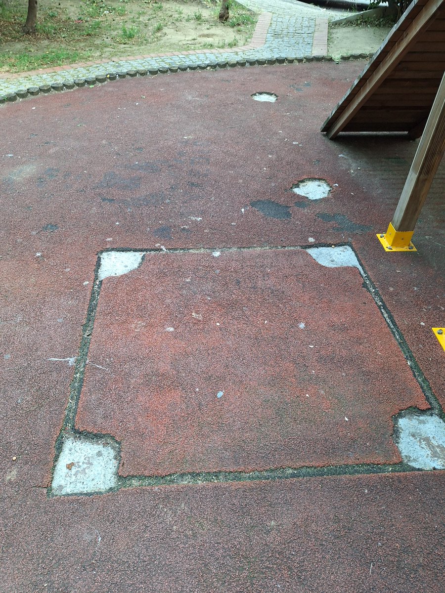 Soyak Bağlarbaşı parkı böyle mi kalacak? Çocuklar ve bebekler sizler için önemli mi? Bu parkı yapacak bütçeniz mi yok? Yapmayacaksınız yapmayacağız diye bir cevap verseniz bile yeterli. Bu arada parkta çocuktan çok sivrisinek var. Bilginize <a href="/uskudarbld/">Üsküdar Belediyesi</a>