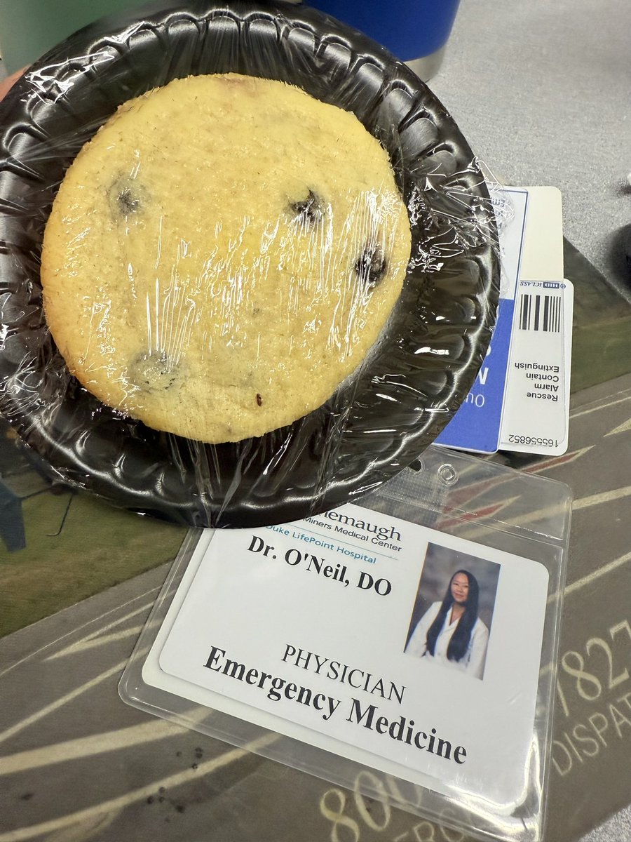 moonlighting at our rural site today and told the cafeteria staff how I’m obsessed with their lemon blueberry cookies. they were out this morning 

came back after seeing a patient and they brought freshly cooked cookies for me straight from the oven🍋🫐