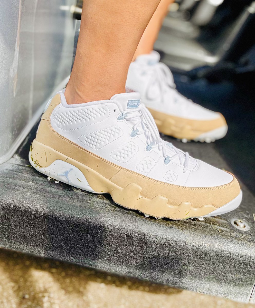 chopboi612's tweet photo. #Kotd #SuicidePrevention Golf scramble. The Jordan 9 Retro Low Golf “White Linen” One of the Faves in my Golf Shoe collection. The Linen and crisp White is complemented perfectly with the Light Armory Blue🏌️♂️Ridiculously bright out😎 #FreshFore @9INESGOLF https://t.co/Tb45ru72TI