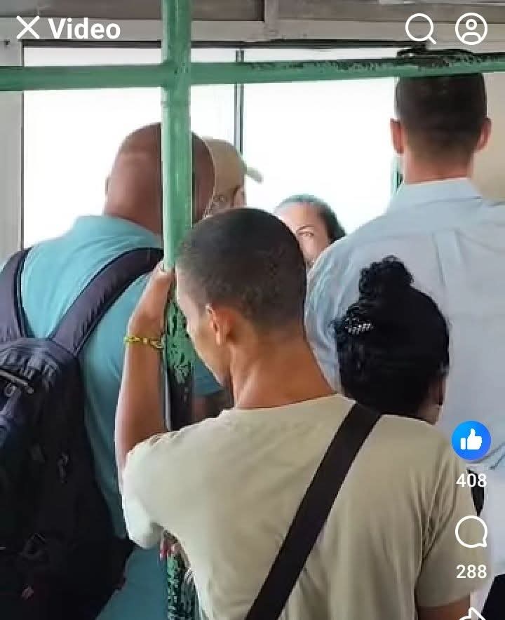 IzquierdoAlons1's tweet photo. Mike Hammer busca darse a conocer entre la población cubana. Pero nuestro pueblo como es habitual aprovechó la oportunidad para expresar su descontento con el gobierno estadounidense, señalando que la situación en Cuba está "en candela" por culpa de Estados Unidos.
#FueraHammer https://t.co/VkgaHXsik8