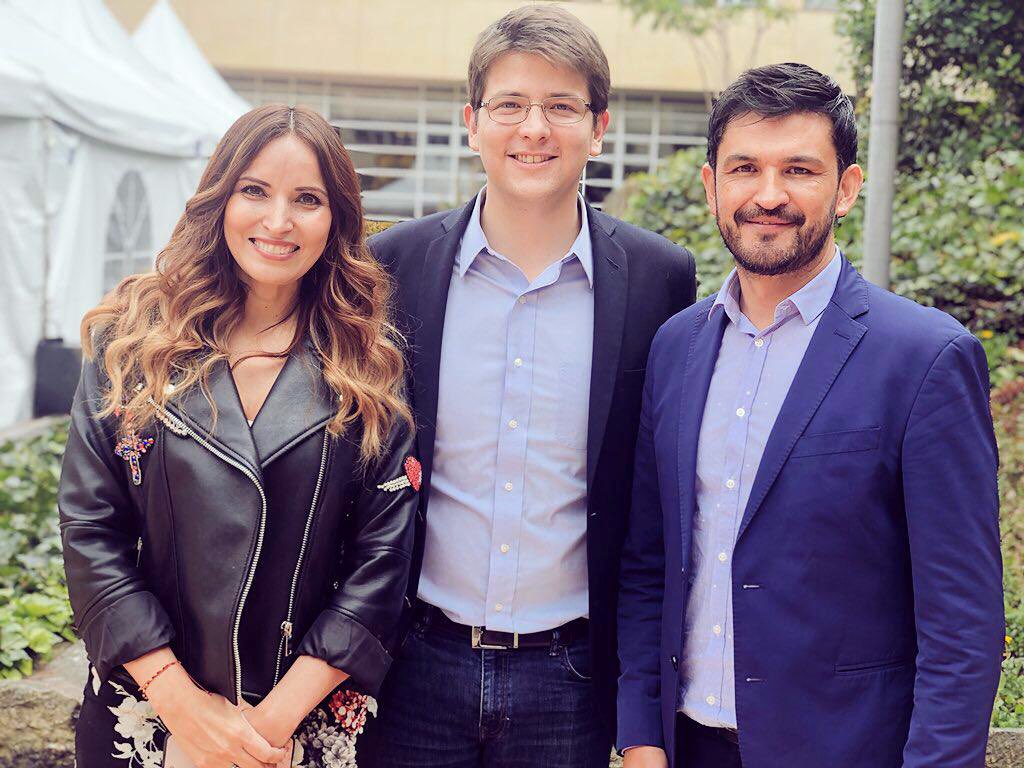 clarasandoval's tweet image. Oramos no solo por un líder político sino por un amigo y compañero de muchas batallas: @MiguelUribeT. Tenemos tristeza en nuestro corazón pero también esperanza. #FuerzaMiguel.