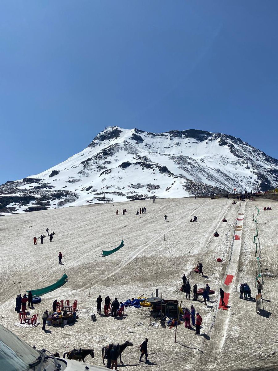 sumanta48's tweet photo. Manali is genuinely heaven on the earth, provided you manage to visit #RhotangPass .. It’s unbelievable.. The journey, approach and finally reaching the snow clad high altitude points, a package with complete bliss !! 

#Manali #vacation #Tour https://t.co/ReyzBVl6UU