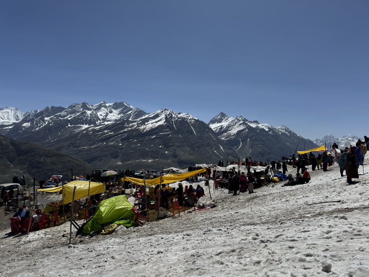sumanta48's tweet photo. Manali is genuinely heaven on the earth, provided you manage to visit #RhotangPass .. It’s unbelievable.. The journey, approach and finally reaching the snow clad high altitude points, a package with complete bliss !! 

#Manali #vacation #Tour https://t.co/ReyzBVl6UU