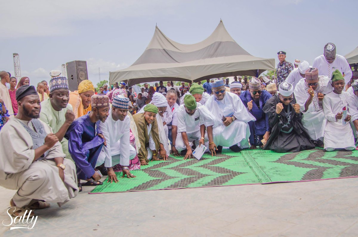 Ziliyaxx's tweet photo. Day 2: Sallah Parade

Sallah celebration series from Kogi State.
Comrade Abdullahi Adamu (@ComradeAAdamu) leads the LG Elected &amp; Appointees including @BINEBAIYA &amp; Commissioner for Water Resources at the Buhari Sq. Lokoja 
.
.
.
.

Eid Mubarak #EidulAdha2025 #EidAlAdha2025 Nigeria https://t.co/stKCmUgVS6