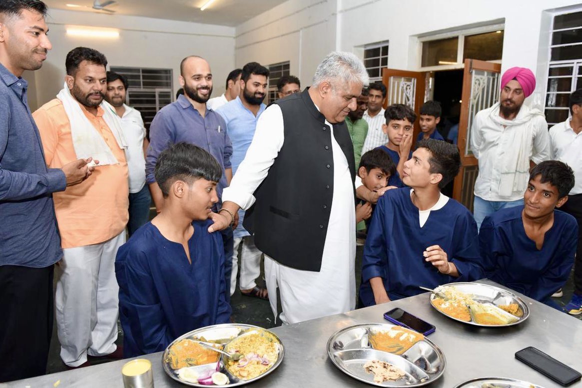 Bhupender Yadav (@byadavbjp) on Twitter photo आज अलवर सांसद खेल उत्सव समर कैंप में LIET कॉलेज, चिकानी में प्रशिक्षण ले रहे खिलाड़ियों के साथ मिलकर उनकी आशाओं, आकांक्षाओं के बारे में बात की।
प्रधानमंत्री श्री <a href="/narendramodi/">Narendra Modi</a> जी के नेतृत्व में युवा देश की प्रगति के केंद्र में हैं। मोदी जी की प्रेरणा से हम अलवर के युवाओं को ‘फिट आज अलवर सांसद खेल उत्सव समर कैंप में LIET कॉलेज, चिकानी में प्रशिक्षण ले रहे खिलाड़ियों के साथ मिलकर उनकी आशाओं, आकांक्षाओं के बारे में बात की।
प्रधानमंत्री श्री <a href="/narendramodi/">Narendra Modi</a> जी के नेतृत्व में युवा देश की प्रगति के केंद्र में हैं। मोदी जी की प्रेरणा से हम अलवर के युवाओं को ‘फिट