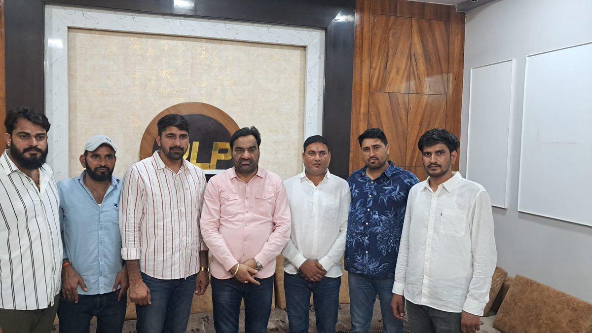 आज नागौर आवास पर जन सुनवाई के दौरान श्री वीर तेजा सेना के सदस्यों ने विभिन्न जन- समस्याओं से मुझे अवगत करवाया |