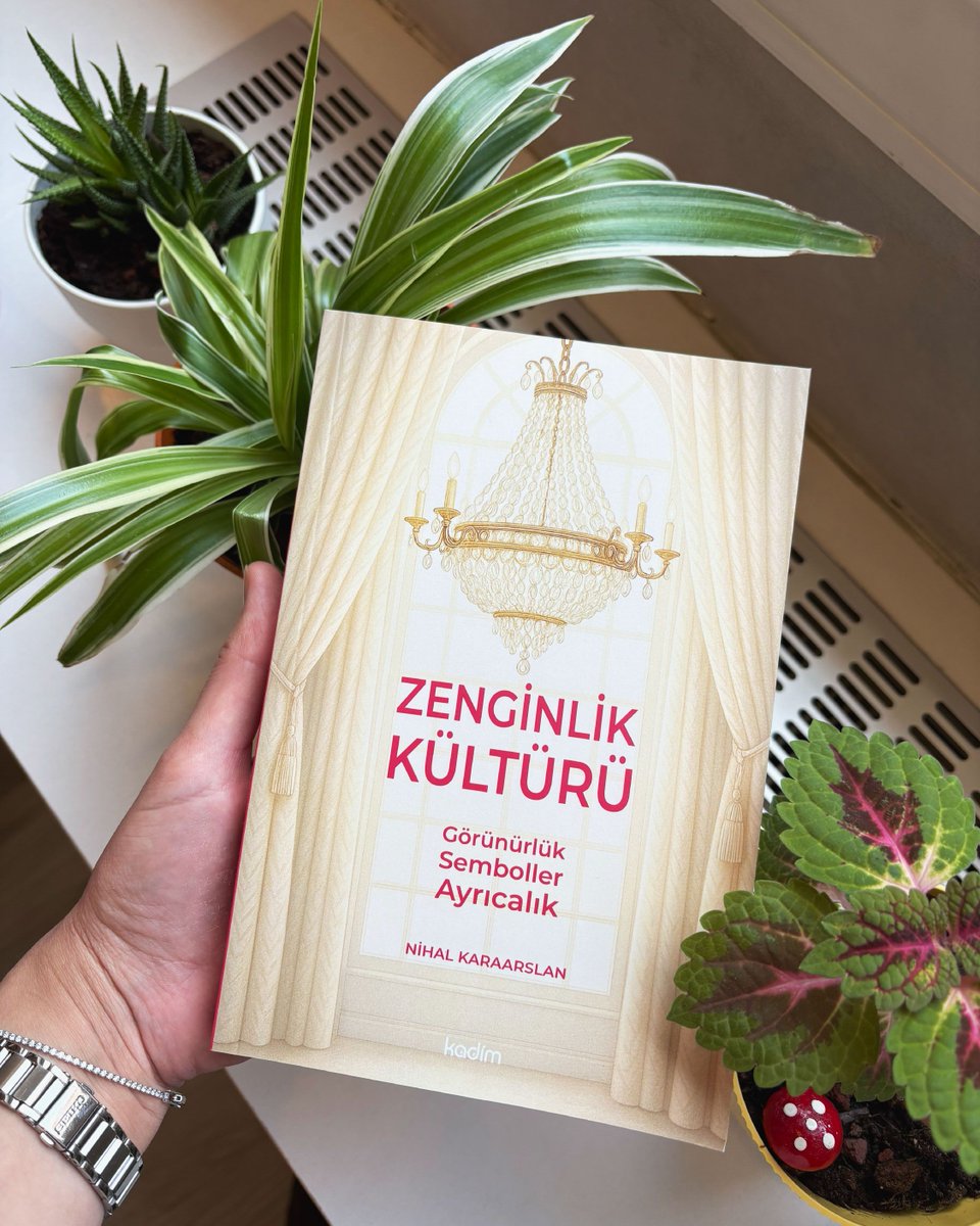 "Zenginlik kendisini gösterir. Tabiatı itibariyle saklı kalmaz. Gündelik hayatın her alanında davette, yeme içmede, kılık kıyafette, evlerde, restoranlarda, mobilyalarda, mutfaklarda, vitrinlerde ve daha birçok alanda kendini gösterir. İnsan saklamak istese de gündelik hayatın