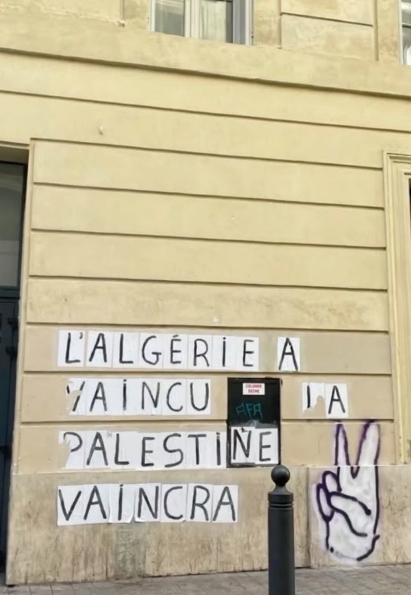 Je viens de raccrocher avec une grande figure de la révolution Algérienne. Très âgée, elle n’entend plus que d’une oreille, et encore à moitié… mais sa mémoire est toujours aussi vive.

On parlait de la Palestine.
Je lui dis : C’est insupportable. Je n’arrive plus à supporter ce