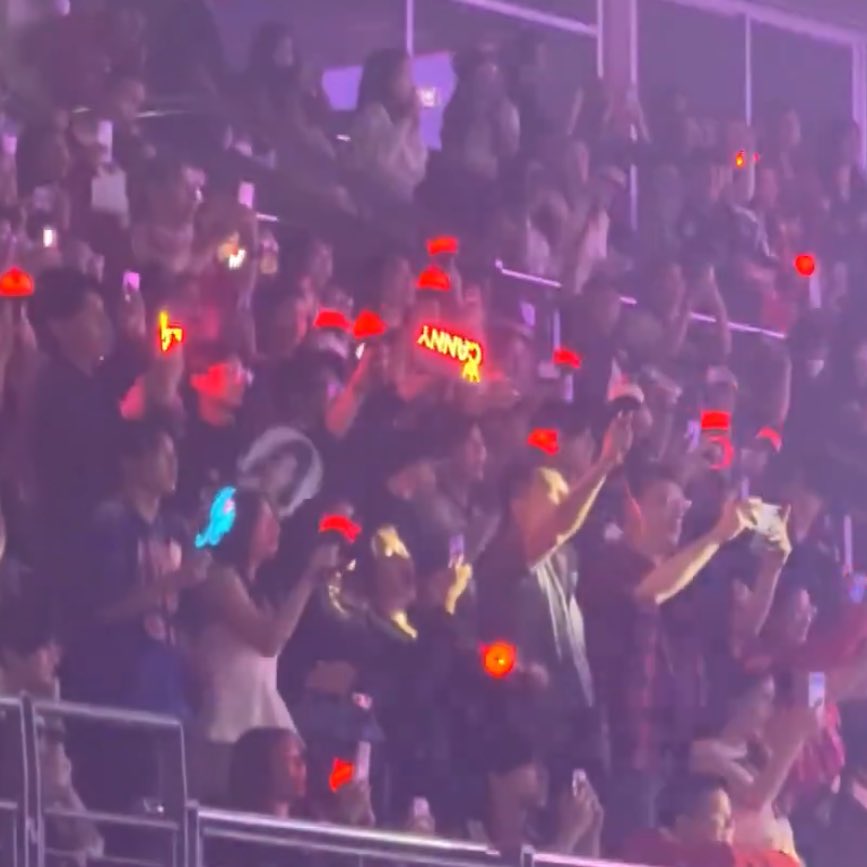 ท่ามกลางผู้คนมากมาย ไทยชนานนท์วงบัสถือป้ายแคนนี่กลับหัว 555555555555555555

 #HELLO_MONSTERS_BKK
#CHIQUITA 
#THAIchayanon