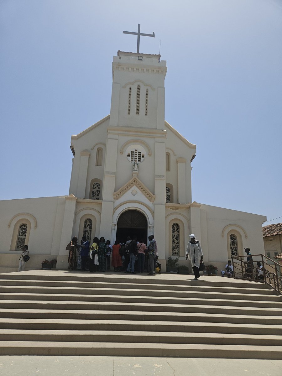 An 137 du pèlerinage national à Notre-Dame de Popenguine. La Basilique déjà prise d'assaut par les pèlerins. En février 1992 le Pape Jean Paul le l'a élevé au rang de Basilique Mineure à l'occasion de sa visite au Sénégal.
