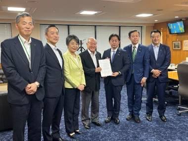 ６月６日、８日、「国民皆保険を守る国会議員連盟」(鈴木俊一会長)のまとめた提言を、福岡厚労大臣、加藤財務大臣へそれぞれ手交しました。