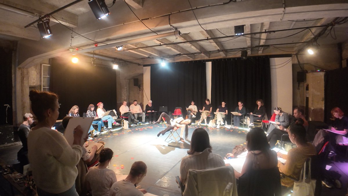 Cie_NUBA's tweet image. Point Éphémèreで、踊るダンサーを囲んでスケッチする会が開かれました。昨日のテーマは日本。私に与えられたミッションは、一部が日本古典舞踊、二部が舞踏。数分間の踊りのパフォーマンスのあと、いくつかのポージング。ハードだったけど、やってよかった。
#Pointephemere #lifedrawingmusicclub