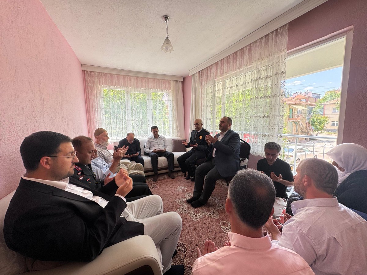 İlçemiz Eşrefoğlu Camisi önünde düzenlenen bayramlaşma programına Kaymakamımız Sayın Mehmet Kemal AKPINAR, Belediye Başkanı Sayın Adil BAYINDIR, Cumhuriyet Başsavcısı Necati Karaca, AK Parti İlçe Başkan Vekili Ahmet Muslu,ilçe protokolü, kurum amirleri ve vatandaşlarımız katıldı.