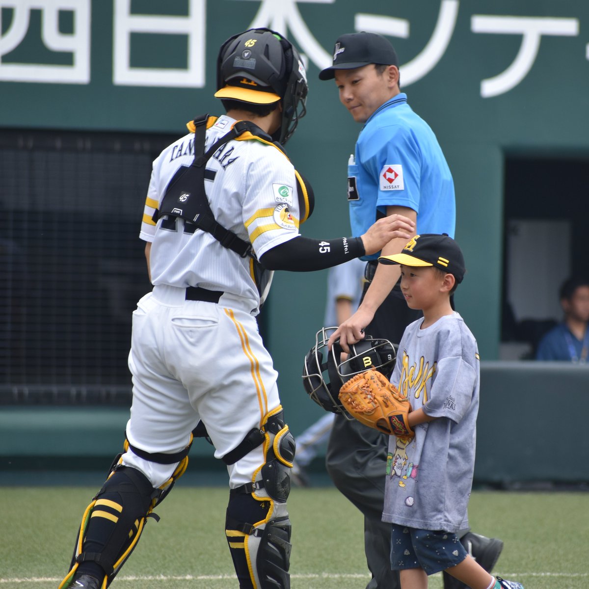SponichiHawks's tweet image. 試合前の始球式。ナイスピッチングだった子供の頭をなでてねぎらった谷川原選手です📷
#谷川原健太
#sbhawks 
#タマスタ筑後 
#スポニチ