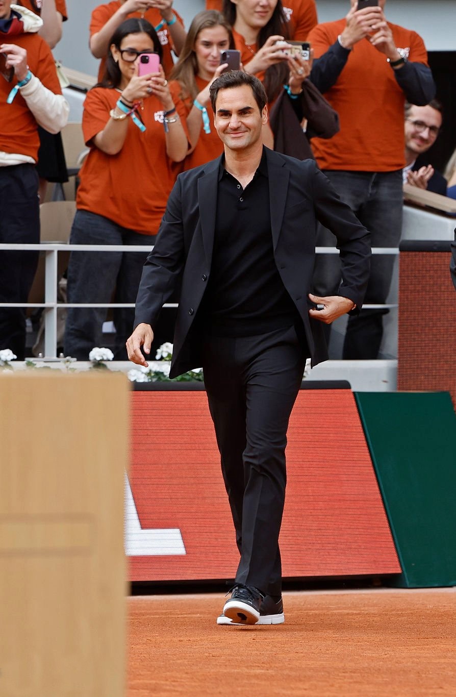 Gs7Ayf_XIAAzyD1?format=jpg&name=large You Won’t Believe What Roger Federer Looks Like in Paris Now vs. 25 Years Ago 😱