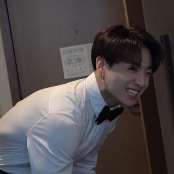 dailyofvk's tweet photo. the smile:                          the reason: https://t.co/e3C84PFc1l