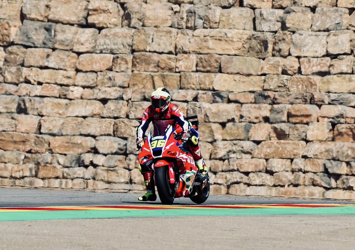 Joan Mir logra en Aragón su mejor resultado de la temporada en domingo. Una 𝘀𝗲́𝗽𝘁𝗶𝗺𝗮 𝗽𝗼𝘀𝗶𝗰𝗶𝗼́𝗻 que sabe a gloria para el mallorquín.

Antes destaca una P9 en Argentina o un P10 en Silverstone. Buenos y necesarios puntos. Paso adelante.

#MotoGP #AragonGP 🇪🇸