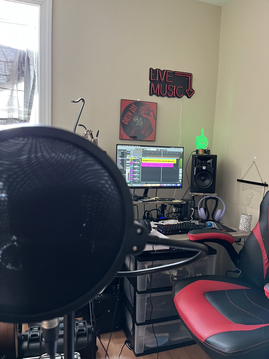 RyanNTheRemedy's tweet photo. Singing,singing,singing trying to get these songs done. I’m so behind schedule. #heartmatter #newmusic #ryanandtheremedy https://t.co/GBcIqgGwPN