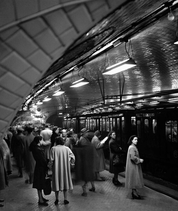 Madrileños esperando al <a href="/metro_madrid/">Metro de Madrid</a> de la Puerta del Sol en 1953.