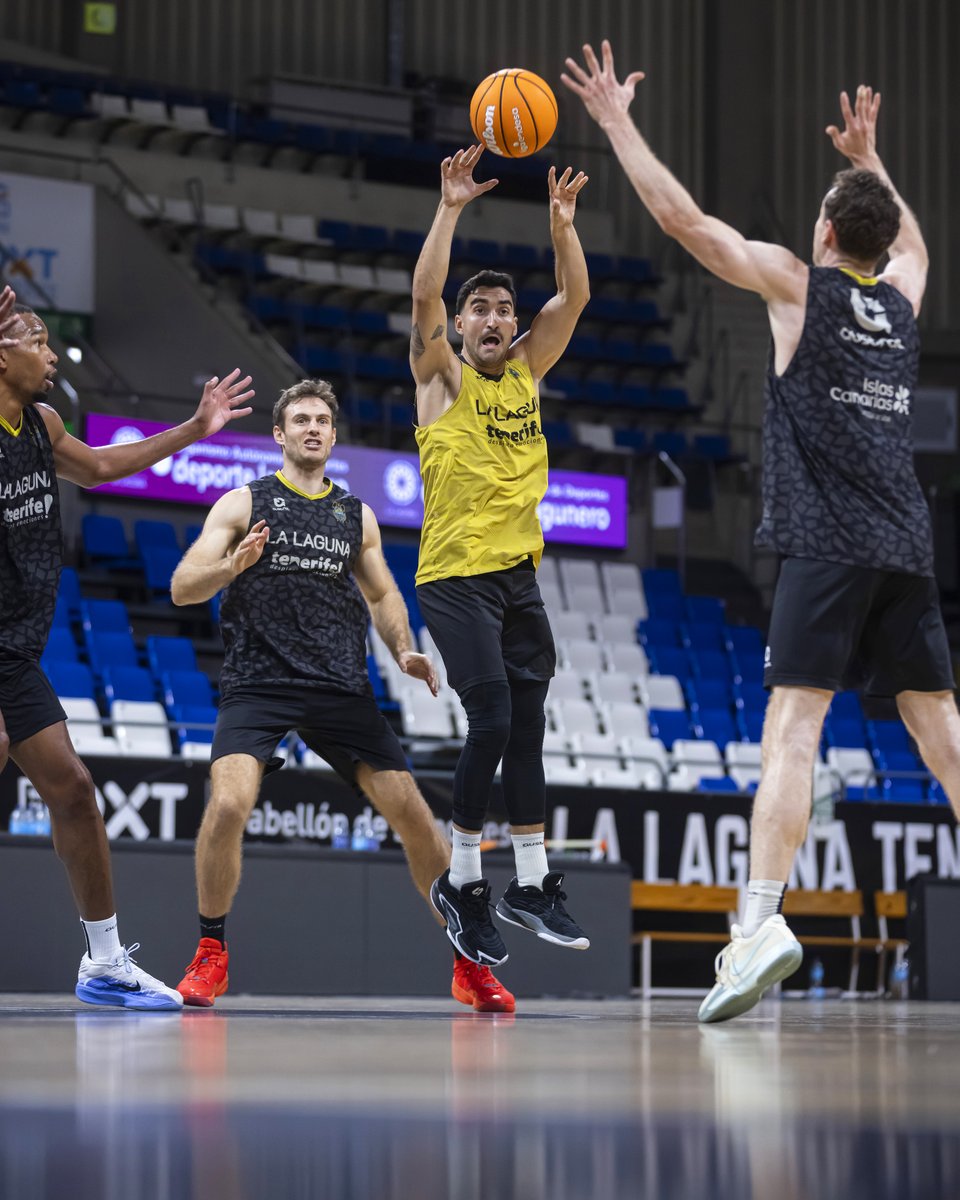 La Laguna Tenerife (@cb1939canarias) on Twitter photo 𝐅𝐨𝐜𝐮𝐬: 𝐧𝐢𝐯𝐞𝐥 𝐩𝐥𝐚𝐲𝐨𝐟𝐟 🫡
🏀 Última sesión antes de volar mañana a la ciudad del Turia.
⚔️ Este martes arrancan las semifinales 🆚 <a href="/valenciabasket/">Valencia Basket Club</a> (20:15 h.c.) 🙌
💛🖤 #VamosCanarias #LaLagunaTenerife #SeLlevaDentro 𝐅𝐨𝐜𝐮𝐬: 𝐧𝐢𝐯𝐞𝐥 𝐩𝐥𝐚𝐲𝐨𝐟𝐟 🫡
🏀 Última sesión antes de volar mañana a la ciudad del Turia.
⚔️ Este martes arrancan las semifinales 🆚 <a href="/valenciabasket/">Valencia Basket Club</a> (20:15 h.c.) 🙌
💛🖤 #VamosCanarias #LaLagunaTenerife #SeLlevaDentro