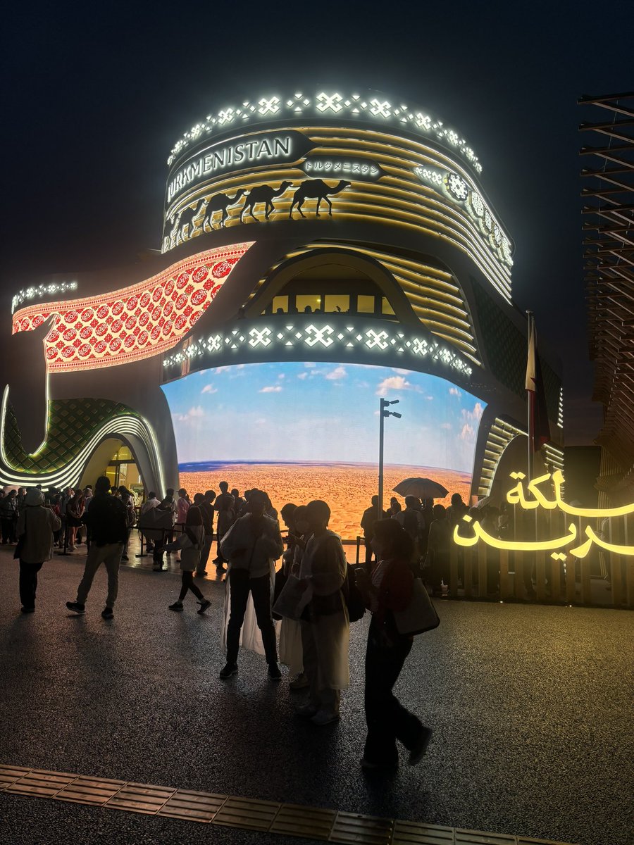 万博のトルクメニスタン館！ 羊の帽子と服着れました！