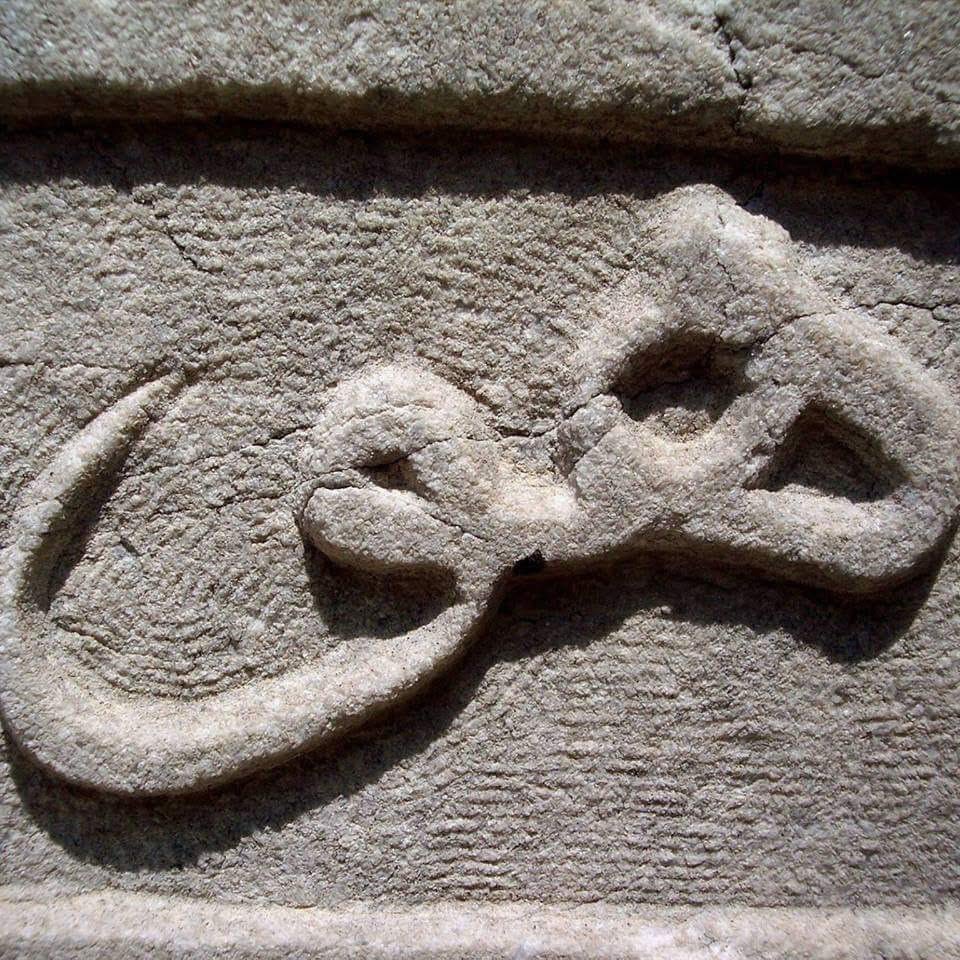 في كل معضلة كنتُ أراك
شوكة في عين الهزيمة
و كنتُ أراني
قوياً مع قواك
أنا الغارق في بحر نفسي
والمرمي في الأخير على رمل النهاية
أعرف أن لا منجد للإنسان إلّا الشكوك
يوم يجمعها وتصير حزمة اليقين
وها أنا أمدُّ يدي، بعد كل هذا الحصاد
أدفع روحي نحوك
فتشد روحي إليك
مثلما يتلقف صدر معصور