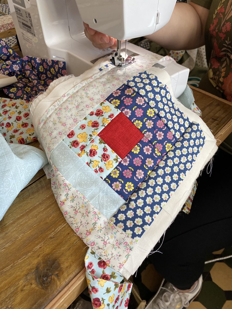 🌍 SI Belfast celebrated #WorldEnvironmentDay with planet-loving projects:
🌸 Reused artificial flowers for a church festival
♻️ Recycled plastic &amp; cardboard
🧵 Turned scrap fabric into cushion &amp; bag patterns
🐾 Made blankets from scrap wool for an animal sanctuary #sibelfast