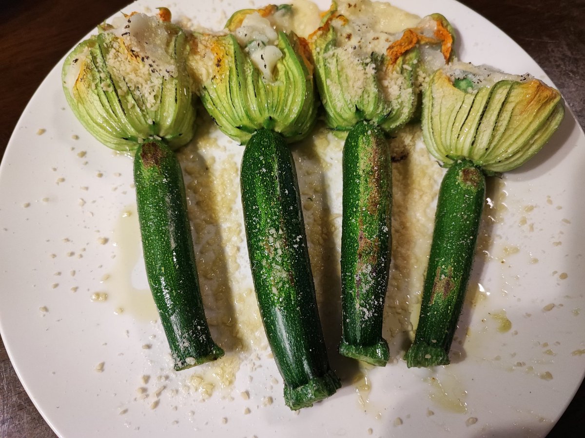 今夜の花ズッキーニ:
(うちの畑の)じゃがいもを茹でてマッシュポテトにして、(うちの畑の)グリーンピースとチーズと混ぜて、(うちの畑の)花ズッキーニの花の中に詰めてレンジでチン。バーナーで焼目をつけて、パルメザンチーズかけて、オリーブオイルで仕上げ。