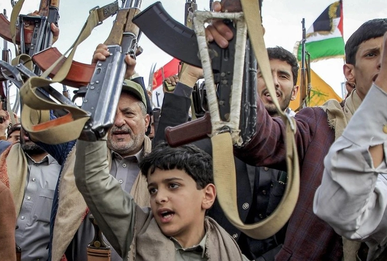 Британский хирург, работающая в Газе, заявила, что никогда не видела там ни одного вооружённого человека, кроме солдат израильской армии.
А британский канал Sky News абсолютно некритично эту ложь распространил.

7 октября 2023 года тысячи вооружённых хамасовцев вырвались именно