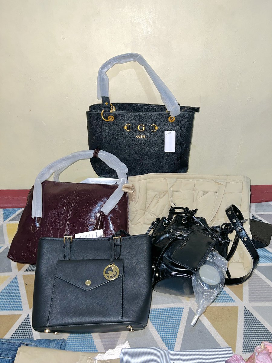 bbyeril's tweet photo. adakah yg minat tas, pakaian branded dan import? preloved, mostly new bahkan masih ada tag belum dipake samsek.
underprice, aku jual harga miring

ada guess, mk, steve madden, riamiranda, yang minat bisa reply aja nanti aku like yaa, bisa co via oren jugaa💓 thankyou https://t.co/NWFYRty2N3