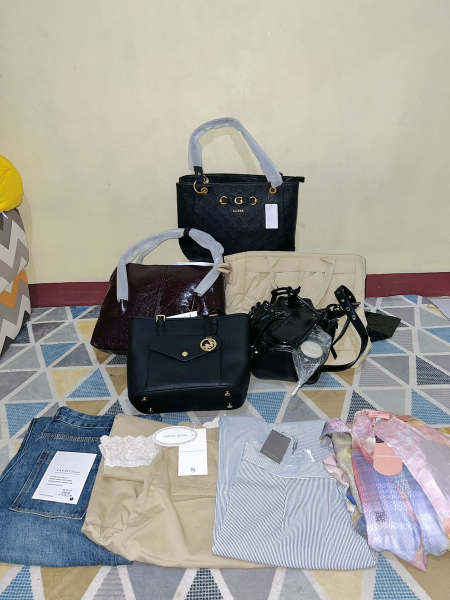 bbyeril's tweet photo. adakah yg minat tas, pakaian branded dan import? preloved, mostly new bahkan masih ada tag belum dipake samsek.
underprice, aku jual harga miring

ada guess, mk, steve madden, riamiranda, yang minat bisa reply aja nanti aku like yaa, bisa co via oren jugaa💓 thankyou https://t.co/NWFYRty2N3